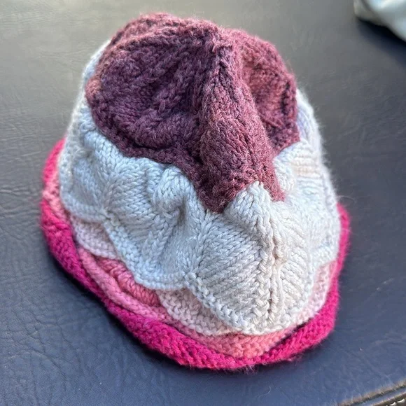 🤎💖🤍Gorgeous, handmade flower, beanie, hat, pink cream, and brown - Picture 4 of 8